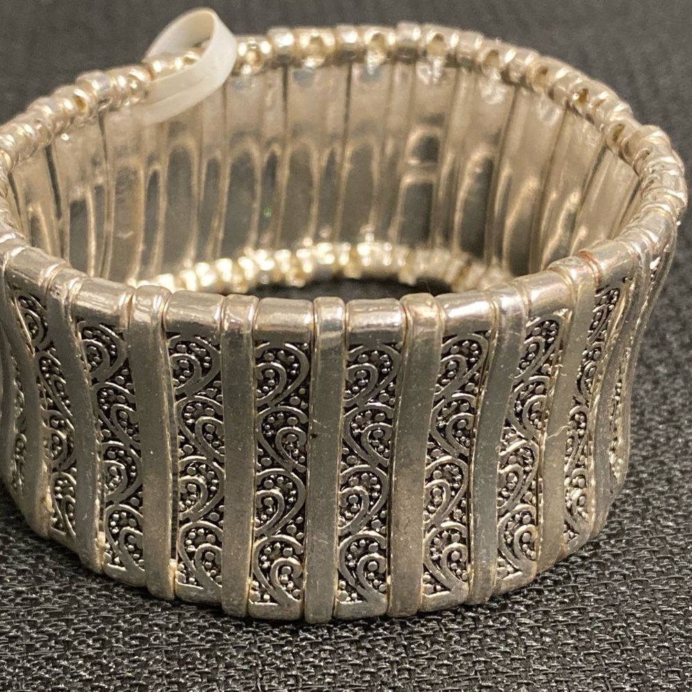 Fashion Jewelry - Stretch Bangle Bracelet - color is silver.